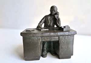 Niet of onleesbaar gesigneerd - “De manager" - Beeld van Gietijzer/Bronslegering verkocht voor € 1!