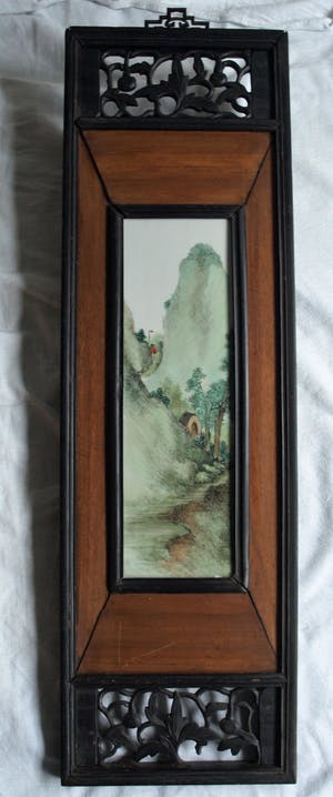 Curiosa - Keramieken tegel in gestoken houten paneel , Oosterse voorstelling kopen? Bied vanaf 1!