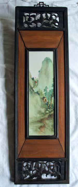 Keramieken tegel in gestoken houten paneel , Oosterse voorstelling verkocht voor € 1!