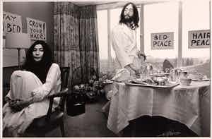 Nico Koster - Foto, John Lennon & Yoko Ono - Hilton Hotel tijdens de 'Bed-in for Peace' in '69 verkocht voor € 150!