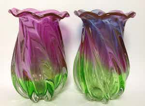 Niet of onleesbaar gesigneerd - Twee tulpvazen in Murano stijl verkocht voor € 1!
