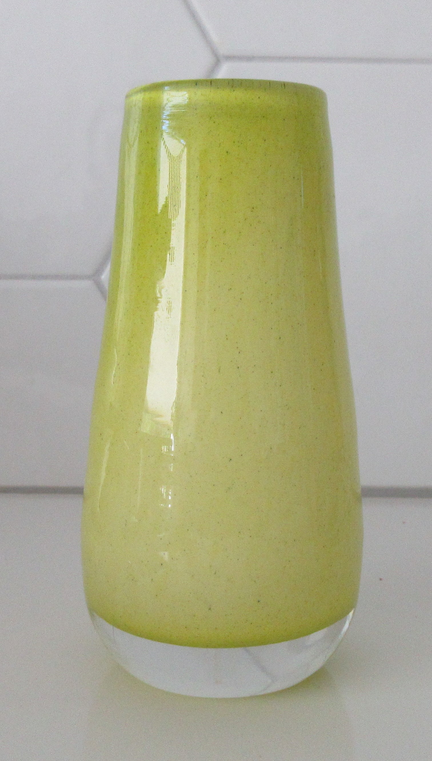 Niet of onleesbaar gesigneerd - Cased hand geblazen citrusgeel glazen vaasje verkocht voor € 1!