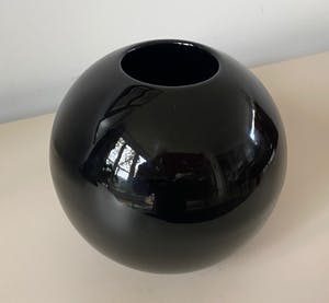 Keramiekfabriek Velsen - Zwarte Kogelvaas kopen? Bied vanaf 1!