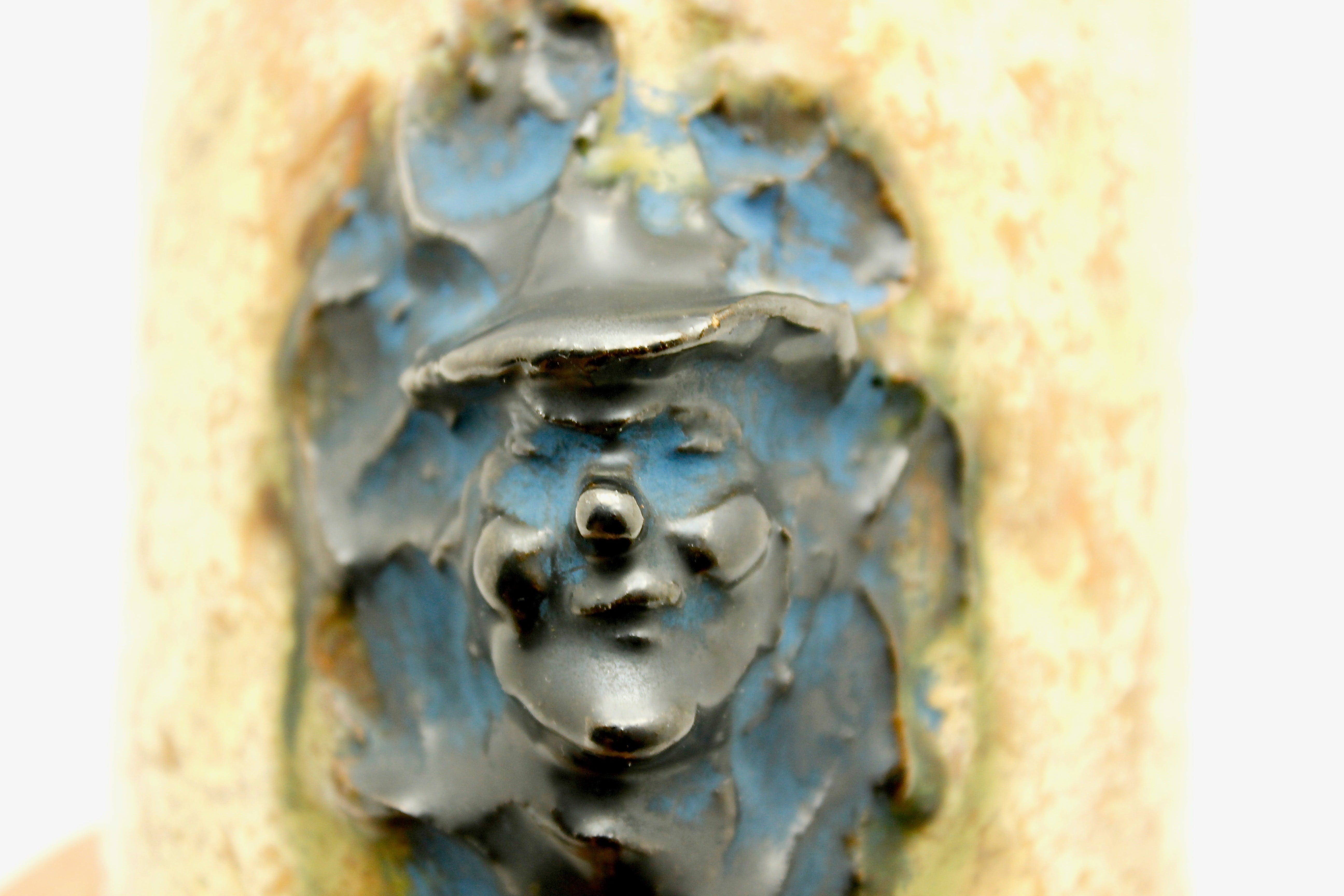 Sylvain Hublet - Art deco karaf met relief decor van een lachende figuur -1930's kopen? Bied vanaf 14!