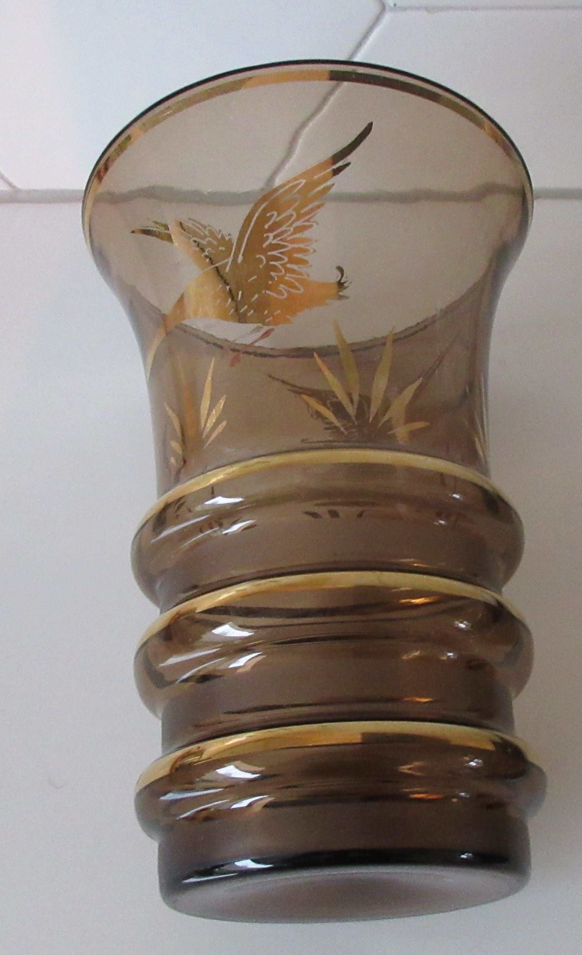 Adat - Art deco Franse bruin glazen vaas met vergulde decoratie van ganzen kopen? Bied vanaf 20!