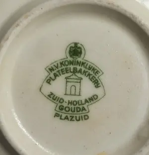 Plateelbakkerij Zuid-Holland - Schaaltje met verschillende asbakjes (9) kopen? Bied vanaf 25!