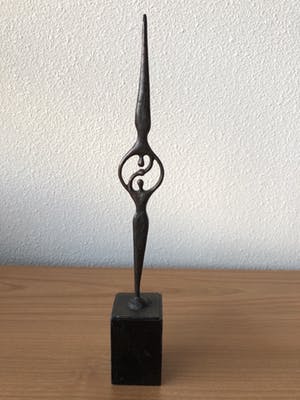 Corry Ammerlaan - Hoog slank beeld op sokkel - Titel " IEMAND OP HANDEN DRAGEN "" kopen? Bied vanaf 25!