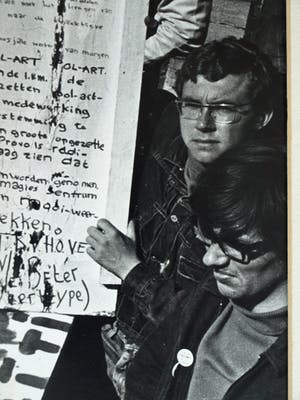 Cor Jaring - Foto , Verkiezingsbord Provo 1966 - ingelijst - 1987 kopen? Bied vanaf 75!