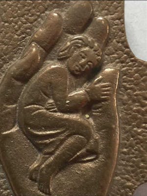 Brons (Onbekend) - Plaquette: Geborgen in de hand kopen? Bied vanaf 19!