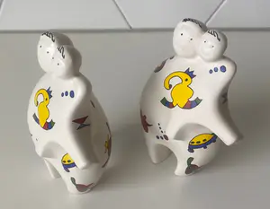 Niet of onleesbaar gesigneerd - Twee keramische abstracte figuren gemaakt voor Mappa Mondo / Rode Kruis kopen? Bied vanaf 1!