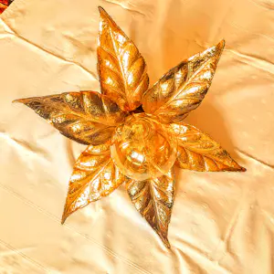 Willy Daro - Wandlampe Messing vergoldet Blumenform für Massive 1970er Jahre kopen? Bied vanaf 120!