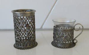 Niet of onleesbaar gesigneerd - Twee antieke filigraan zilveren glashouders - een met origineel glas - kopen? Bied vanaf 10!