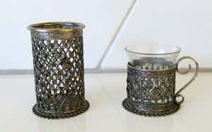 Niet of onleesbaar gesigneerd - Twee antieke filigraan zilveren glashouders - een met origineel glas - verkocht voor € 10!