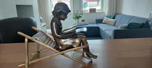Brons (Onbekend) - Bronzen beeld; zittend meisje met boek, op strandstoel kopen? Bied vanaf 150!