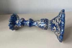 Niet of onleesbaar gesigneerd - C.M. Biagioli Gubbio - Twee hand gedecoreerde Majolica kandelaren kopen? Bied vanaf 1!