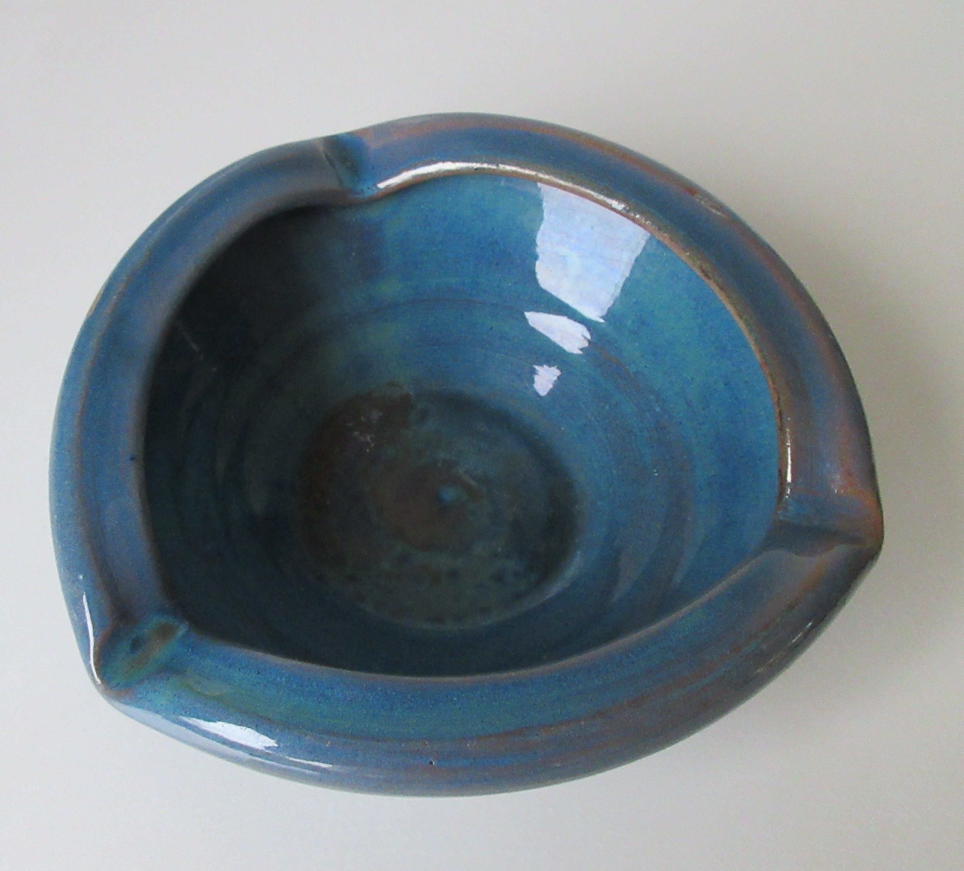 Niet of onleesbaar gesigneerd - Studio keramische asbak met blauw groen stroomglazuur kopen? Bied vanaf 1!