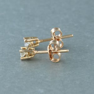 18k rosé gouden solitair oorknoppen met briljant geslepen diamant tot. 0,20ct kopen? Bied vanaf 210!