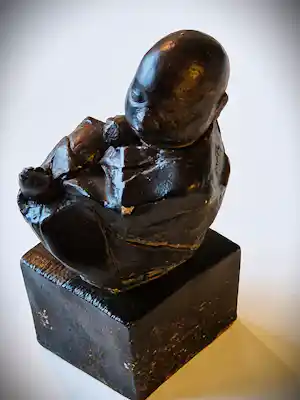 Jos van Riemsdijk - Vertederend bronzen sculptuur "Cambodjaantje" op aardewerk sokkel(tje) vendu pour 99€ !