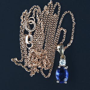 14K Goud - roodgouden hanger met saffier en diamant aan collier kopen? Bied vanaf 185!