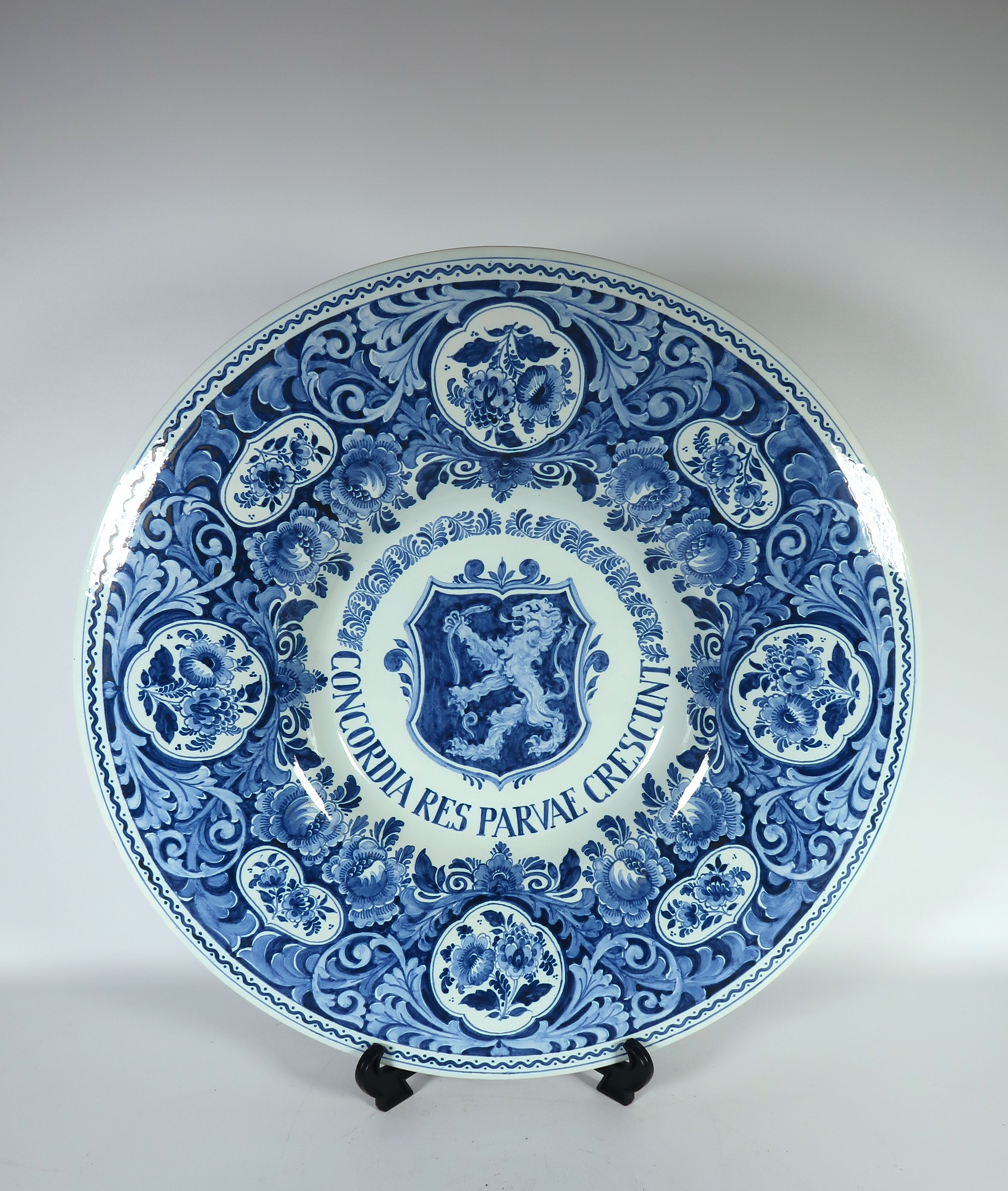 Potterie Oud Delft - Aardewerk, Sierbord met wapen (Groot) verkocht voor € 1!