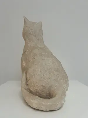 Tine Goudriaan-van Waning - Keramiek sculptuur | 'Zittende poes, gele ogen' kopen? Bied vanaf 1!