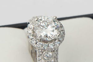 2540- witgouden diamanten dames Fantasiering- 18krt - midd.steen 1.20ct / E-F VS kopen? Bied vanaf 3400!