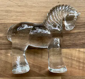 Kosta Boda - Glazen figuur van een paard uit de Zoo Serie - ontwerp Erik Höglund kaufen? Bieten Sie von 1!