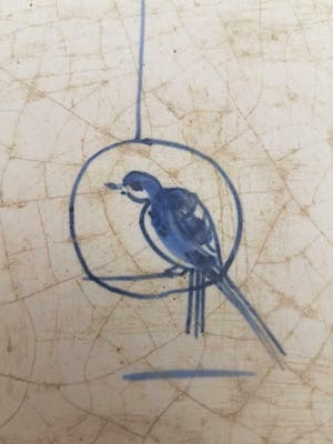 Niet of onleesbaar gesigneerd - Antieke zeldzame vroeg-18e eeuwse tegel met vogel kopen? Bied vanaf 1!