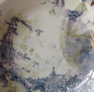 Niet of onleesbaar gesigneerd - Diep Aziatisch Porseleinen bord met gemarmerd lustglazuren decoratie kopen? Bied vanaf 1!