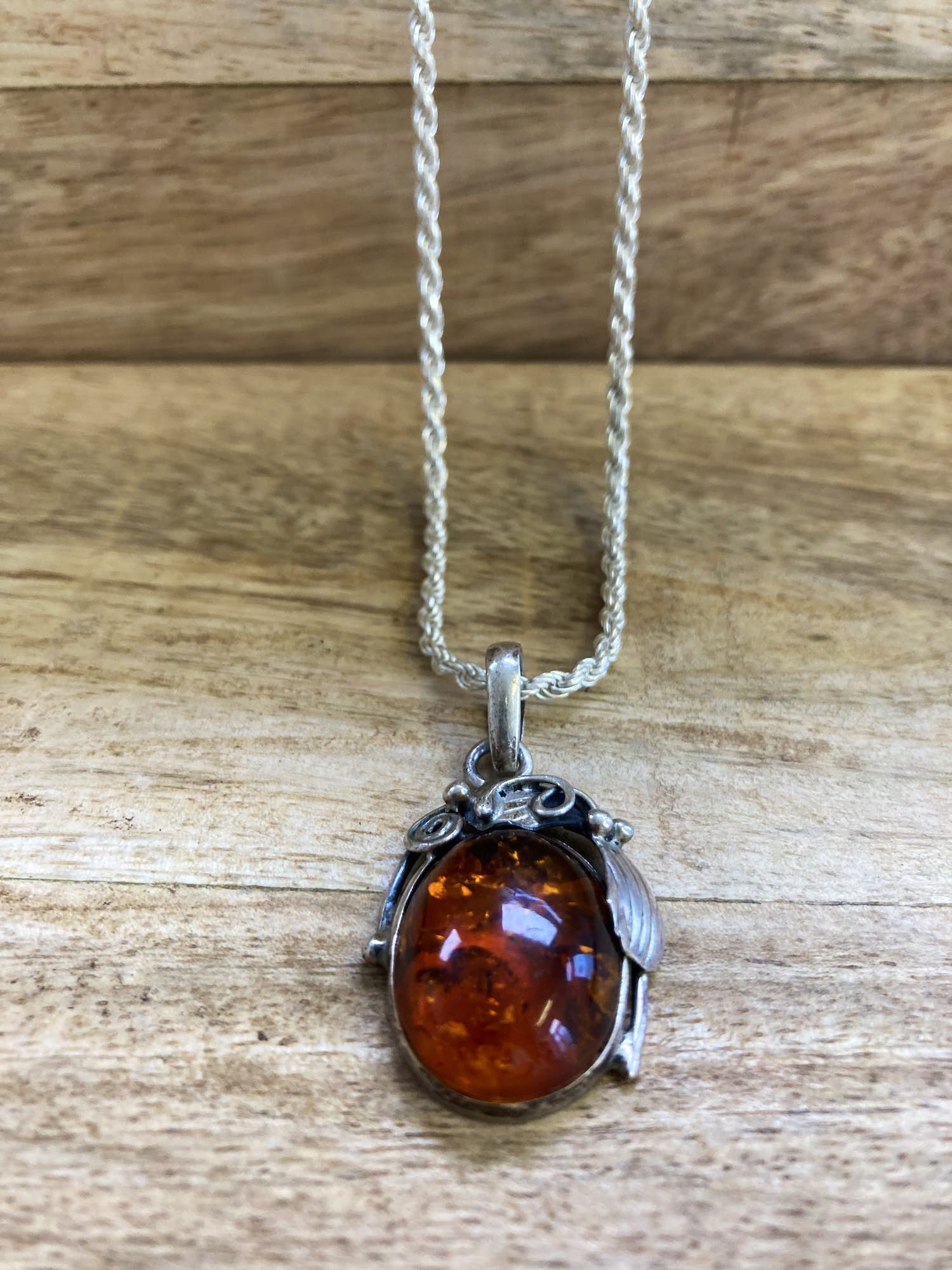 Zilveren hanger met barnsteen inclusief koord collier kopen? Bied vanaf 29!