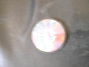 Niet of onleesbaar gesigneerd - Damien Hirst- broche kopen? Bied vanaf 5!