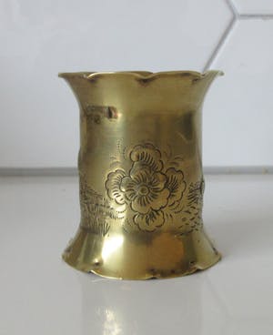 Niet of onleesbaar gesigneerd - Klaas Dijkstra Sneek - Hand gemaakt geel koperen lepelvaasje kopen? Bied vanaf 10!