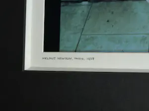 Helmut Newton - Ingelijste foto , ‘Paris 1978’ - voor modeontwerper Thierry Mugler kopen? Bied vanaf 1000!