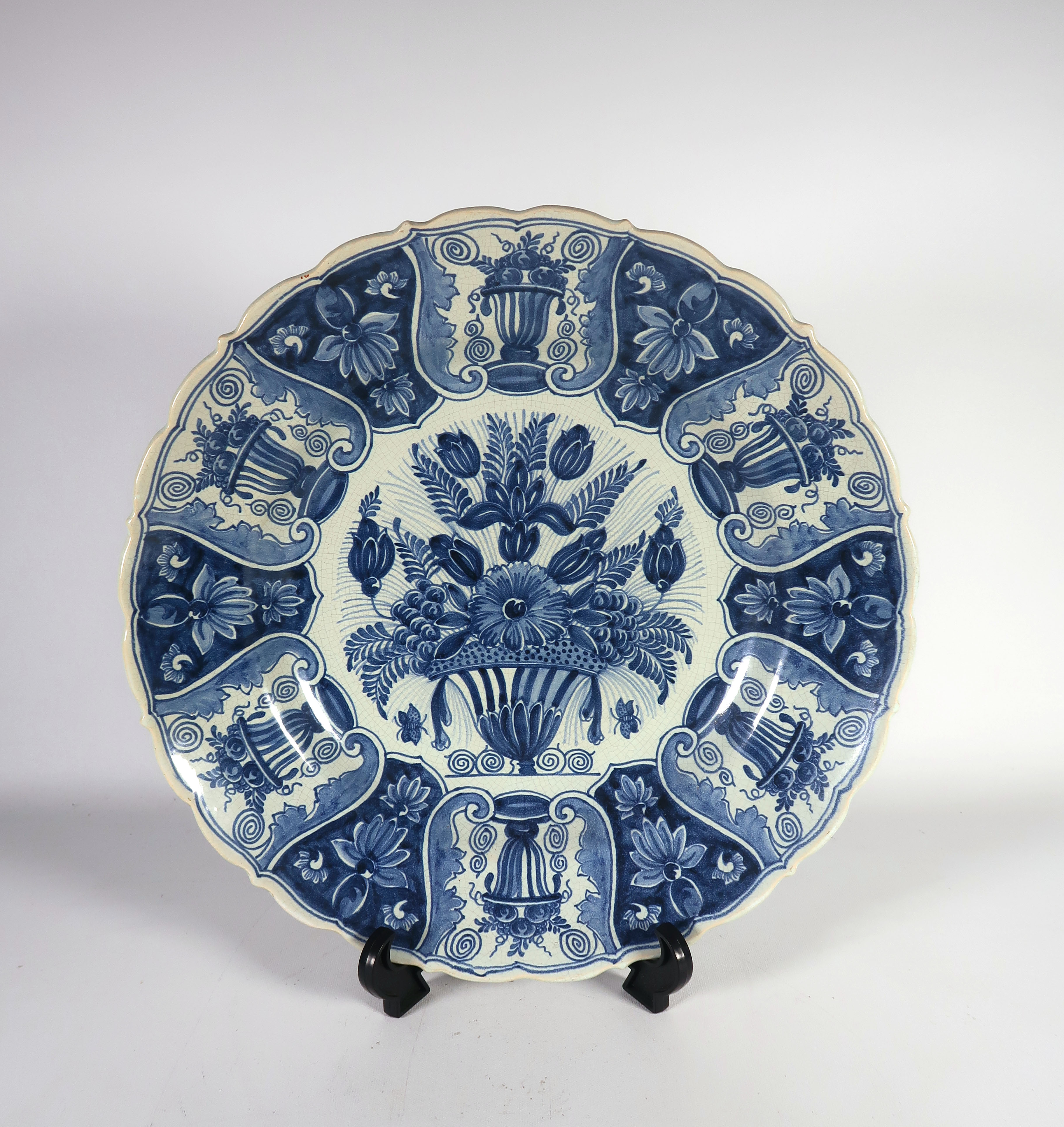 Potterie Oud Delft - Aardewerk, Sierbord met bloemenvaas verkocht voor € 20!