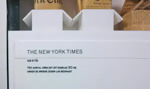 Paul Kuipers - Kunststof wandobject, The New York times/Los Angeles times kopen? Bied vanaf 60!
