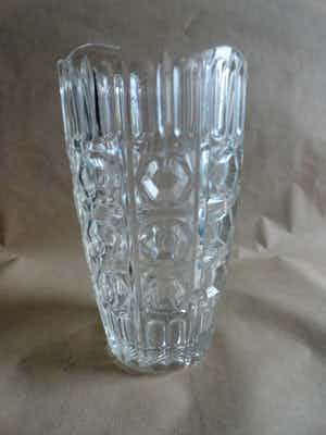 Niet of onleesbaar gesigneerd - zware vaas van helder persglas Italie verkocht voor € 1!