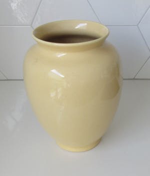 Keramiekfabriek Velsen - Grote eiergele bloemenvaas kopen? Bied vanaf 1!
