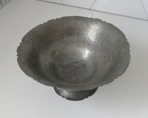 Curiosa - Gero - Hand gehamerde art deco tinnen schaal op voet kopen? Bied vanaf 1!