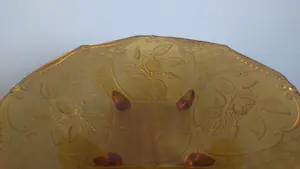 Niet of onleesbaar gesigneerd - Amber gesatineerde persglas fruitschaal kopen? Bied vanaf 1!