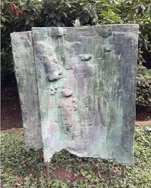 Kiny Copinga - Groot en zwaar bronzen reliëf-beeld in twee delen voor in de tuin, Familie kopen? Bied vanaf 1000!