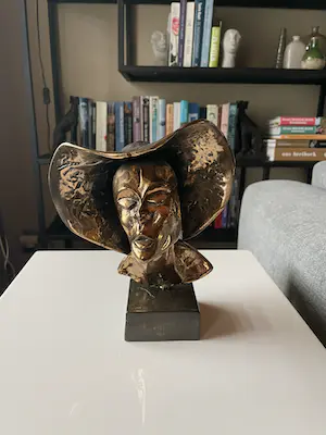 Yves Lohe - Bronzen beeld dame met hoed kaufen? Bieten Sie von 65!