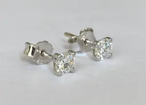 Witgouden oorstekers met diamanten ca 0.70 crt kopen? Bied vanaf 850!