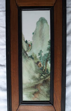 Curiosa - Keramieken tegel in gestoken houten paneel , Oosterse voorstelling kopen? Bied vanaf 1!