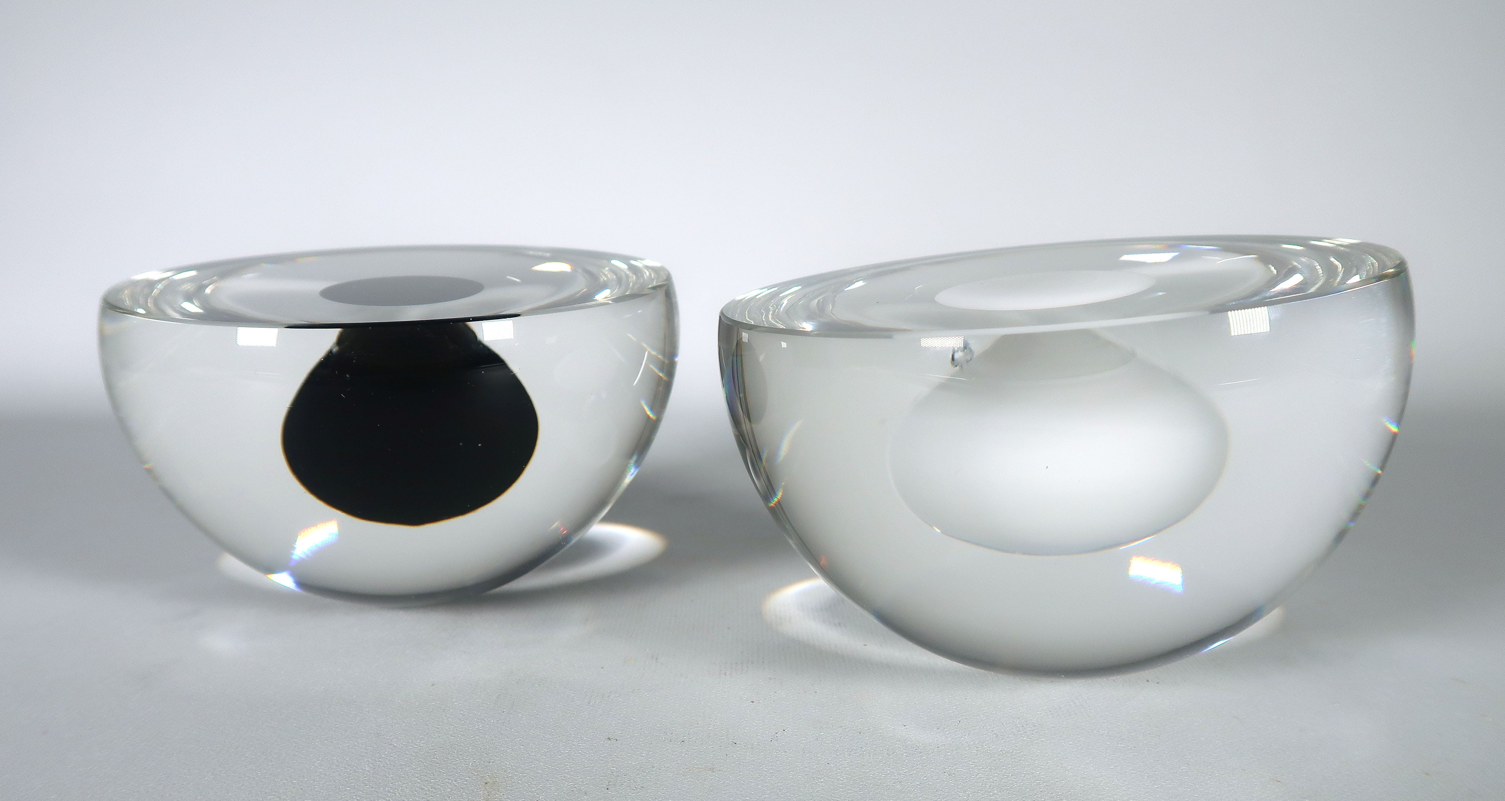 Winnie Teschmacher - Glas, unica Twee halve bollen ''Urim & Tummim'' verkocht voor € 400!