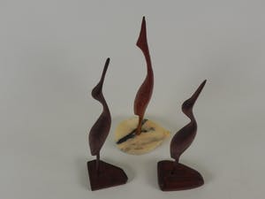 Niet of onleesbaar gesigneerd - 3 gestileerde houten vogels Hoog 36, 39 en 41 cm kopen? Bied vanaf 1!
