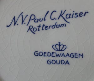 Royal Goedewaagen - Twee platelen sierbordjes 'Hooimaand' en 'Wijnmaand' voor N.V. Paul C. Kaiser Ro kopen? Bied vanaf 1!