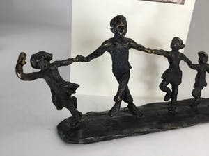 Astrid Veldhuyzen-Koppen - Bronzen sculptuur “ Kinderspel “ kopen? Bied vanaf 30!