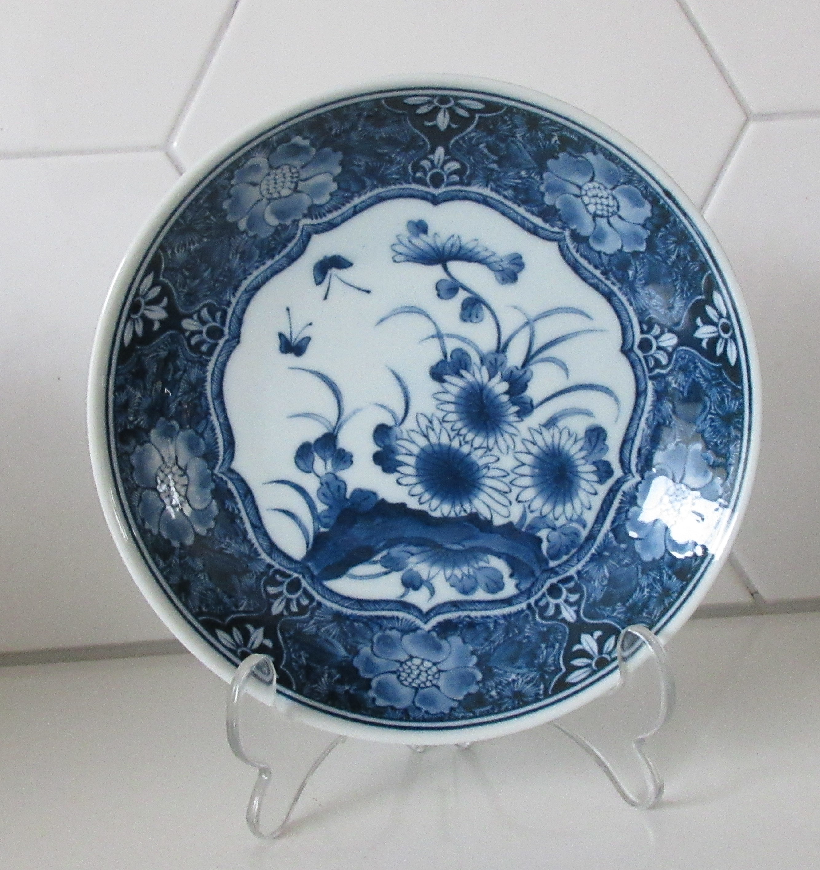 Niet of onleesbaar gesigneerd - Twee 20e eeuwse blauw witte hand beschilderde Chinese Porseleinen Bordjes kopen? Bied vanaf 1!