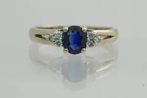 Acheter50 - Sierlijke 18Krt witgoud & 0.06ct diamanten ring met ca0.80ct ovalen saffier? Enchérissez de 220!