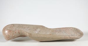 Niet of onleesbaar gesigneerd - Groot langgerekt liggend figuur van natuursteen kopen? Bied vanaf 1!